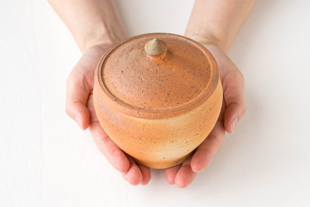 作家の陶器の小壺