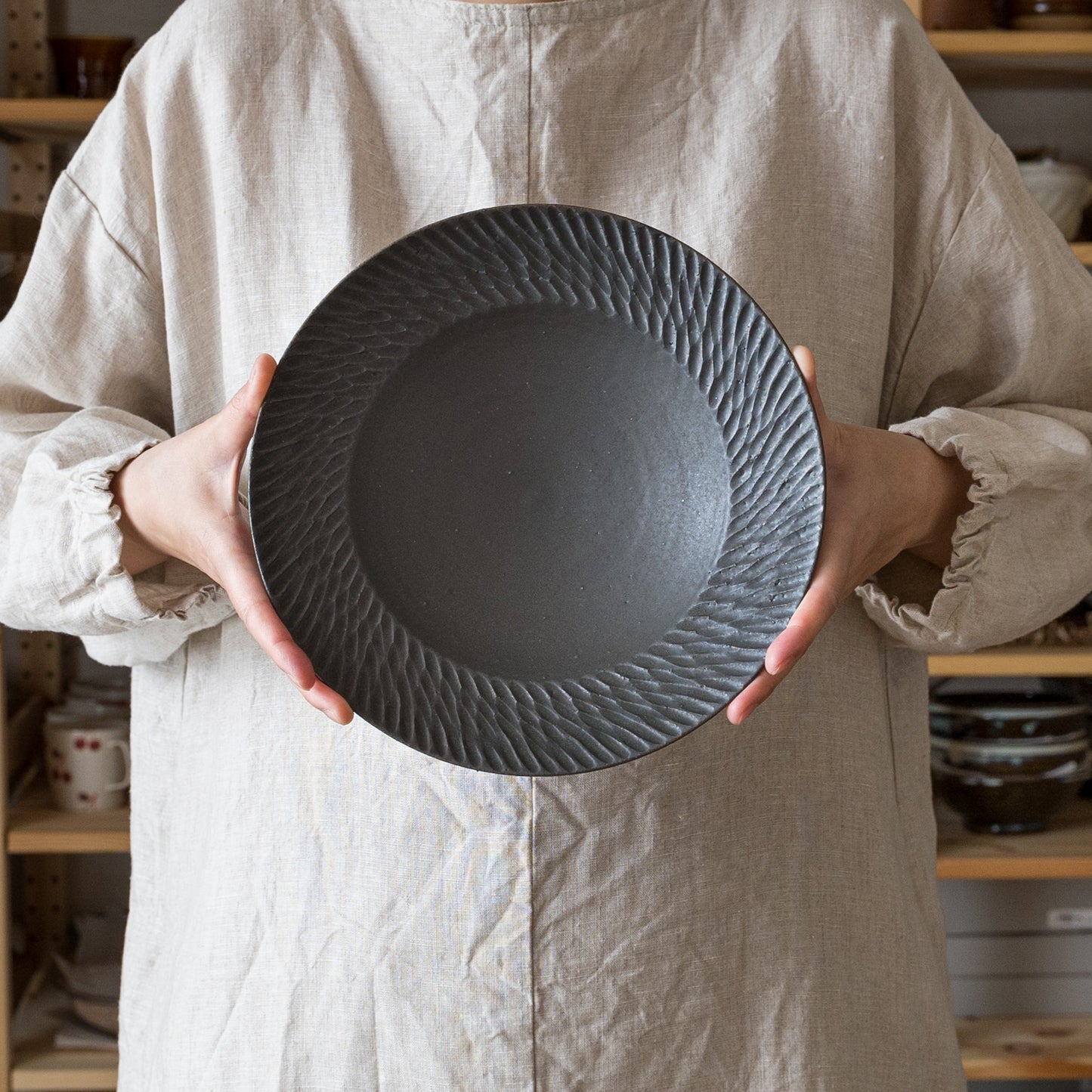 スタイリッシュな黒が素敵な山本雅則さんのしのぎリム皿8寸