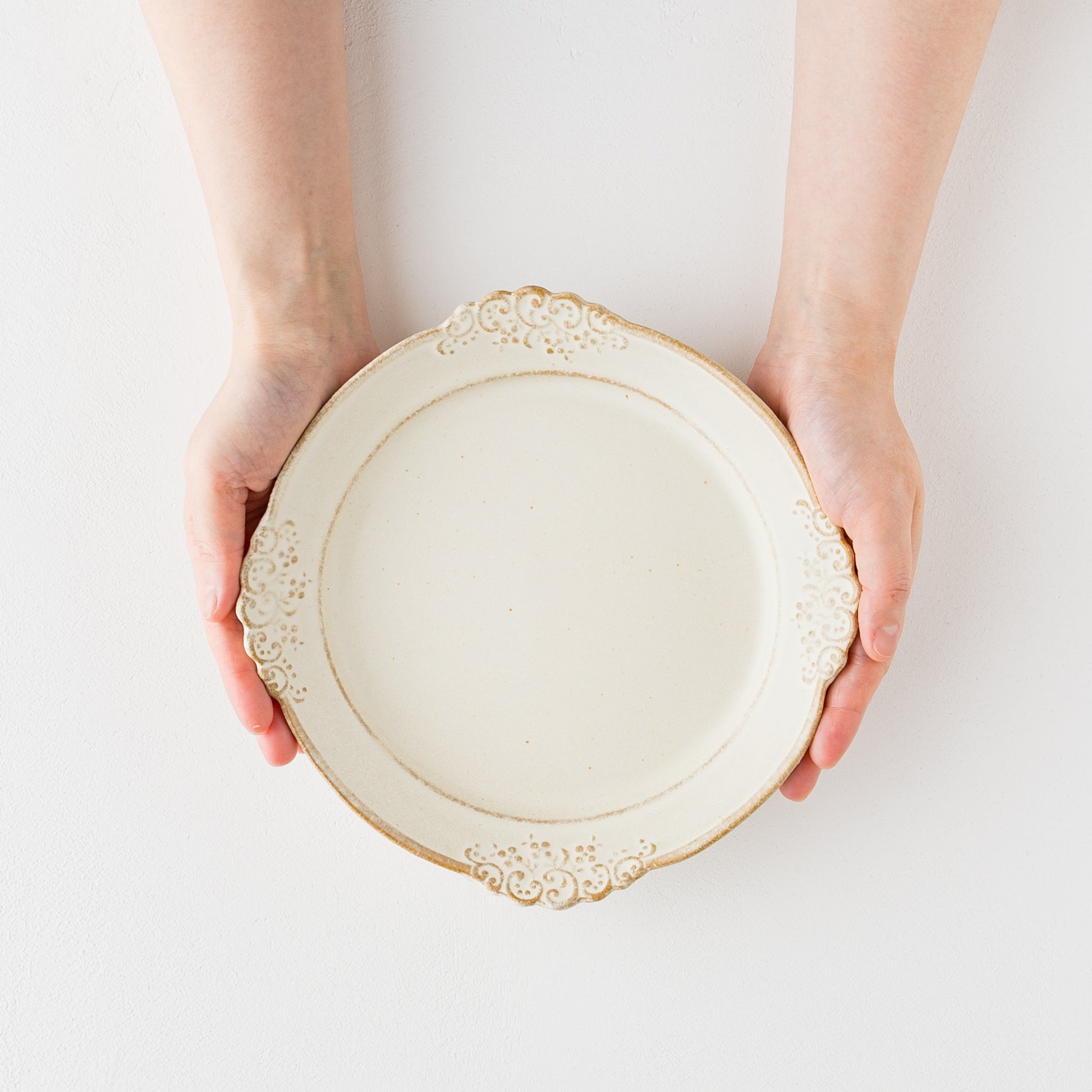 カフェめしの雰囲気を味わえるわかさま陶芸の生成りの中皿