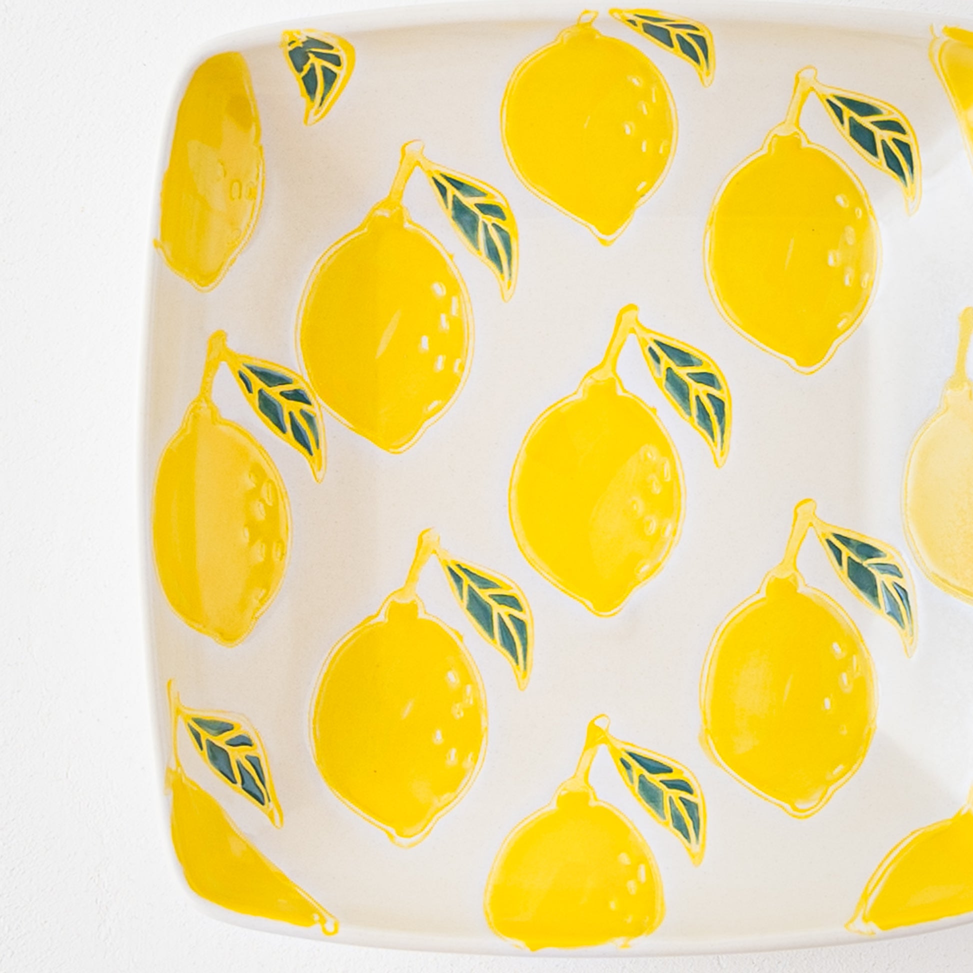 かわいらしいレモン柄にほっこりする波佐見焼fruitsの角鉢