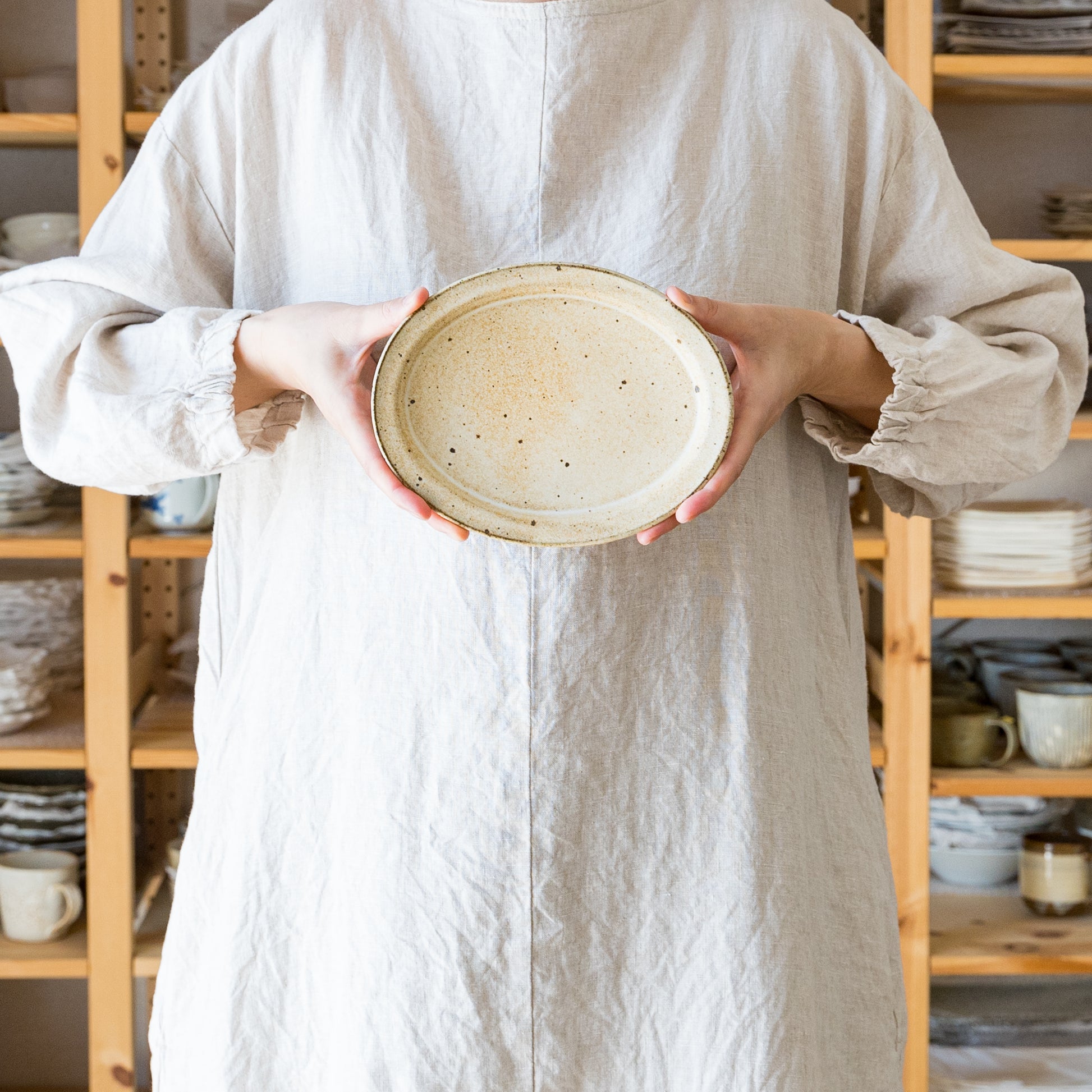 くるり窯のオーバル皿中サイズ白マット