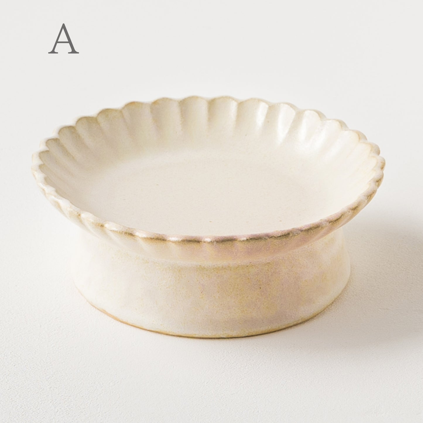 柔らかな乳白色が素敵なヤガミサヨさんの花紋高台皿