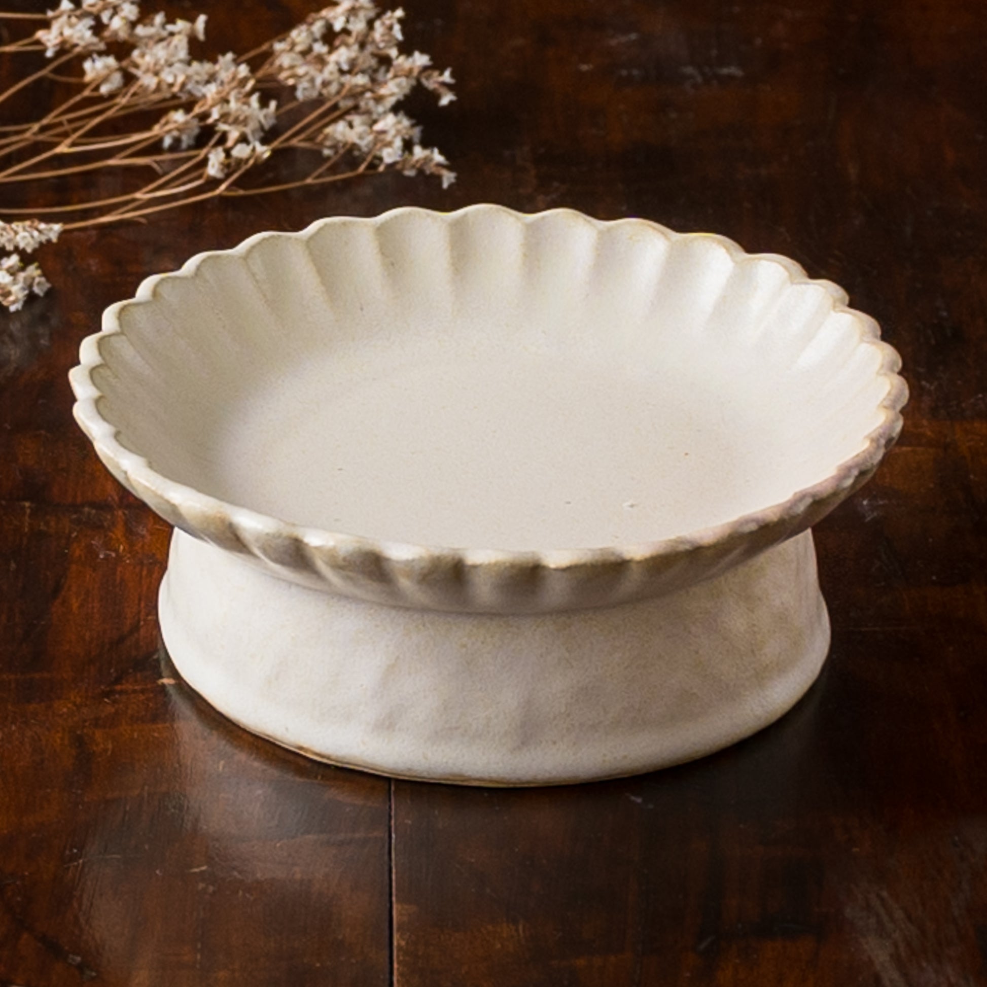 乳白色が素敵なヤガミサヨさんの高台皿