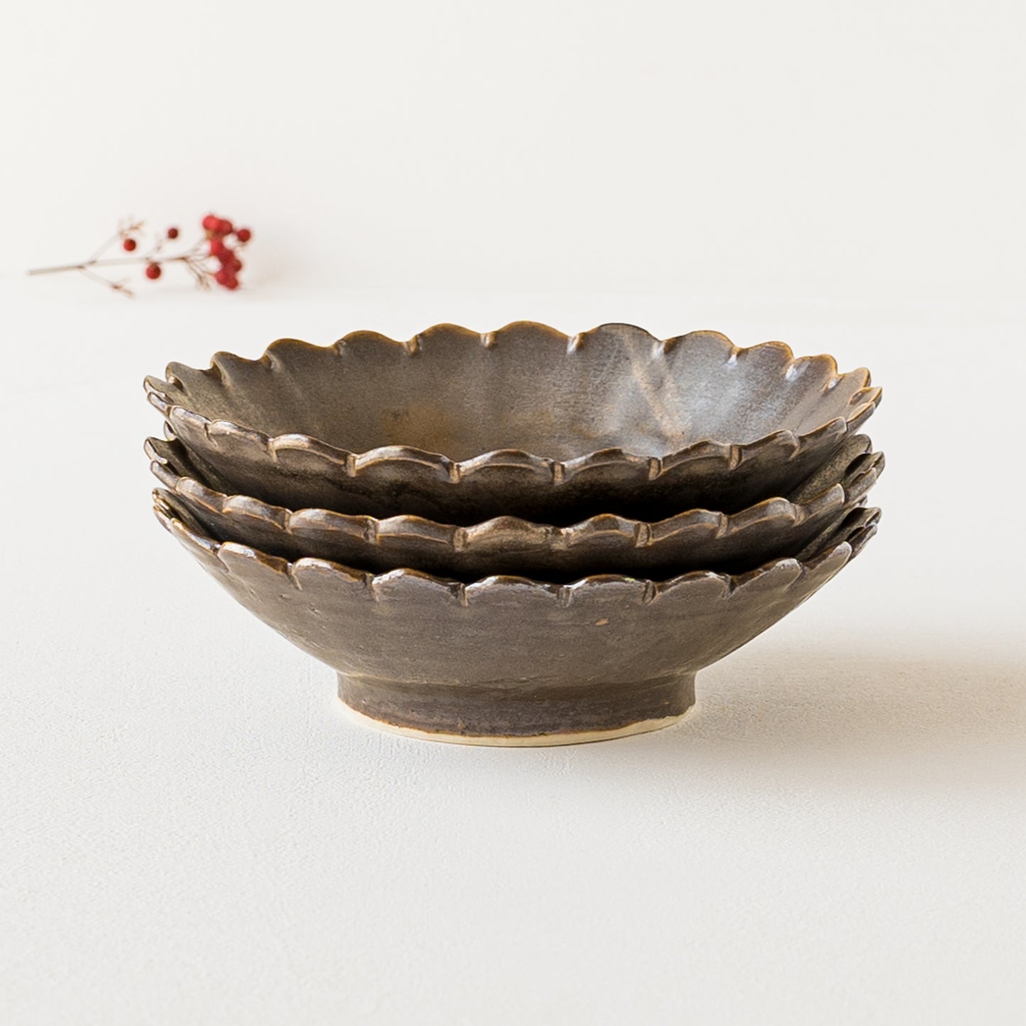 前田麻美さんのブロンズ釉の菊五寸鉢