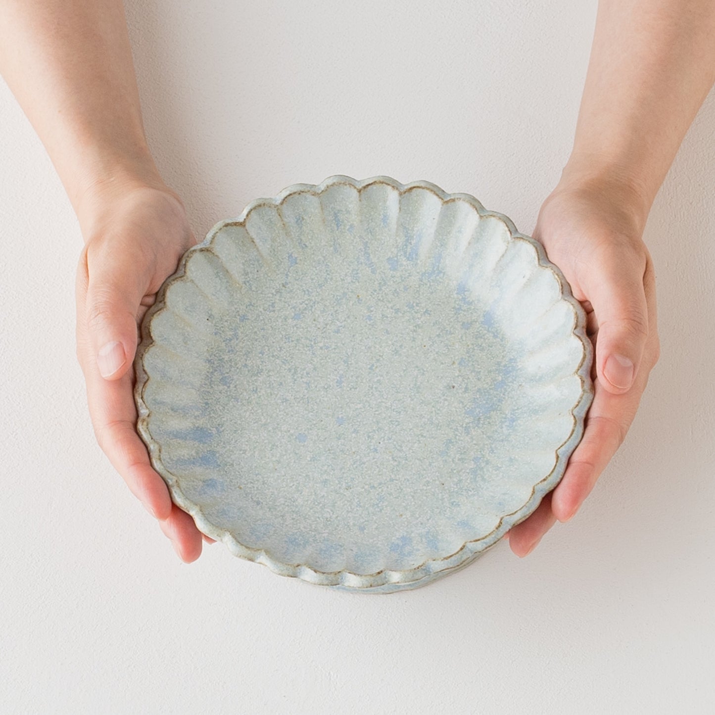ドロマイト釉が美しいヤガミサヨさんの高台皿