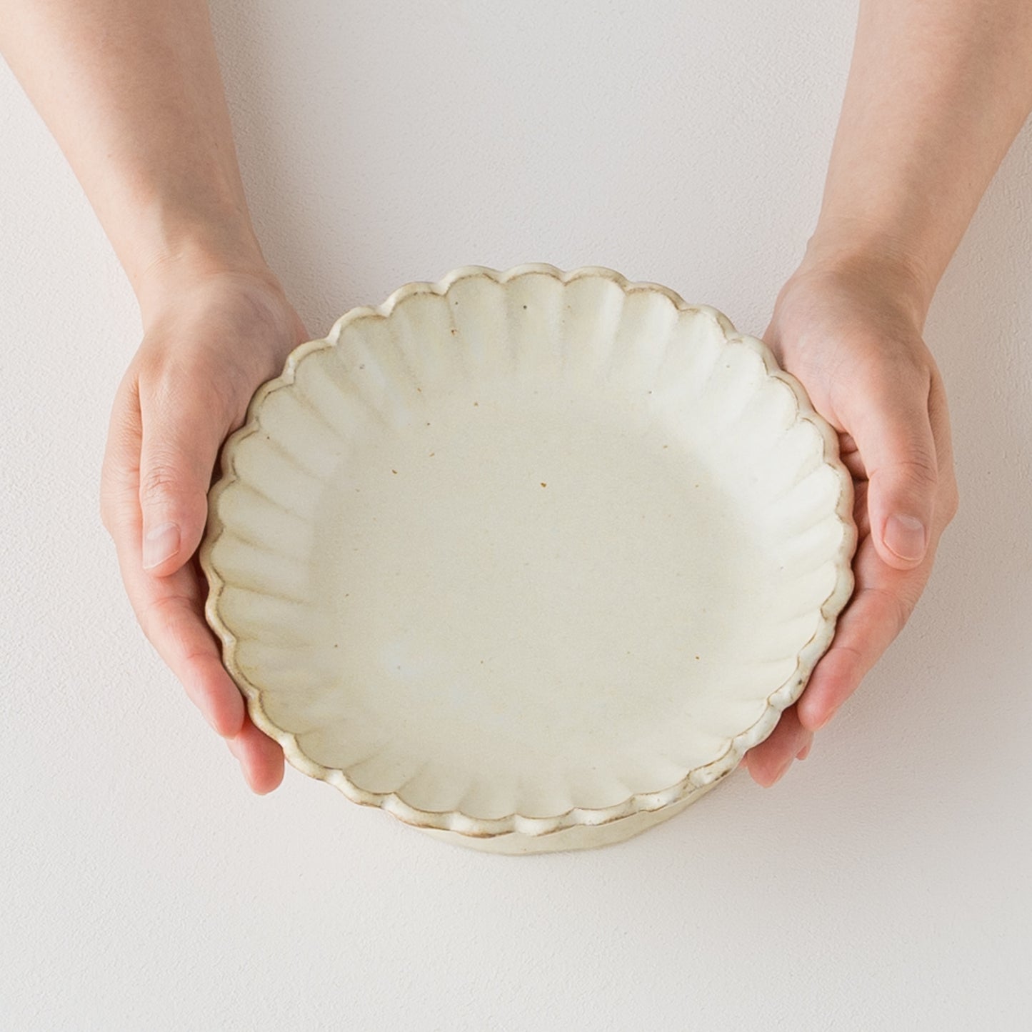 やわらかな乳白色が素敵なヤガミサヨさんの高台皿