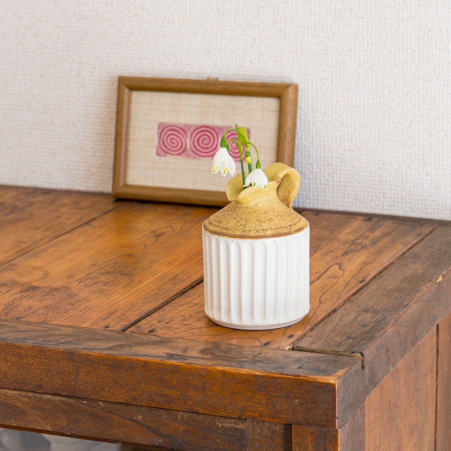 お部屋の片隅にちょこんと置いてあるだけで彩りを与えてくれる田中志保さんの花器