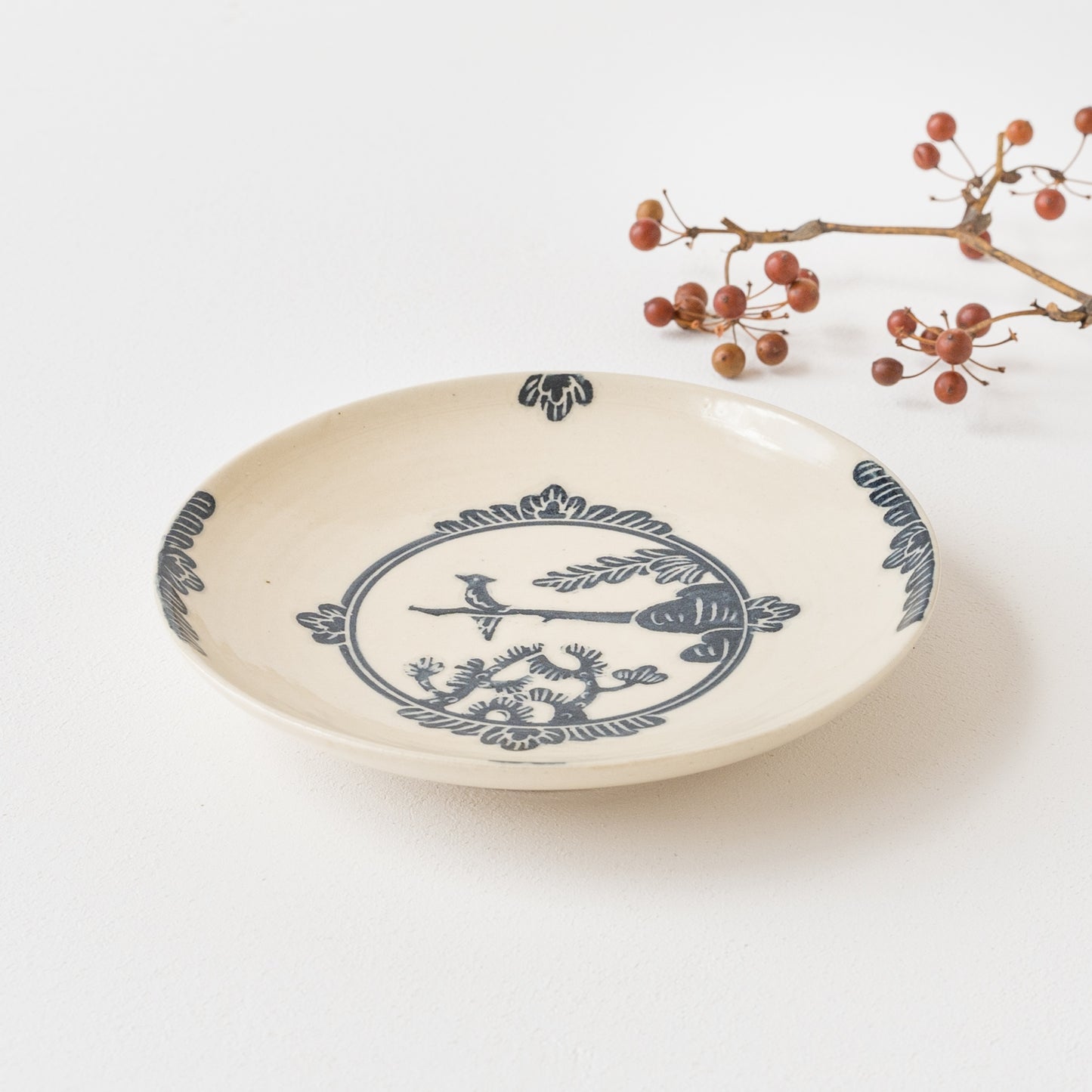 鳥と松の絵柄が素敵な吉村尚子さんの掻き落としの取り皿