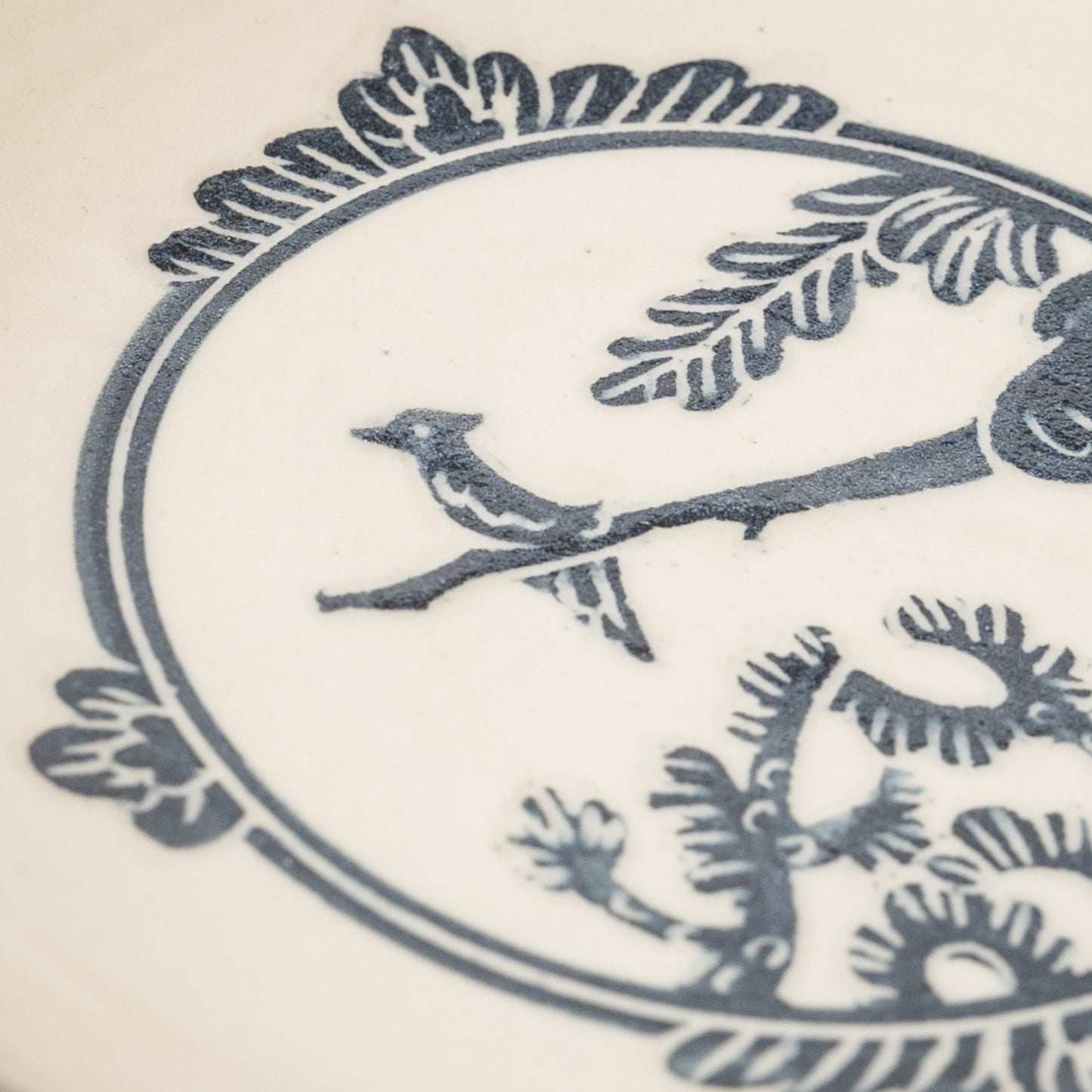 松の木で佇む鳥が愛らしい吉村尚子さんの掻き落としの取り皿