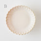 柔らかな乳白色が素敵なヤガミサヨさんの花紋高台皿