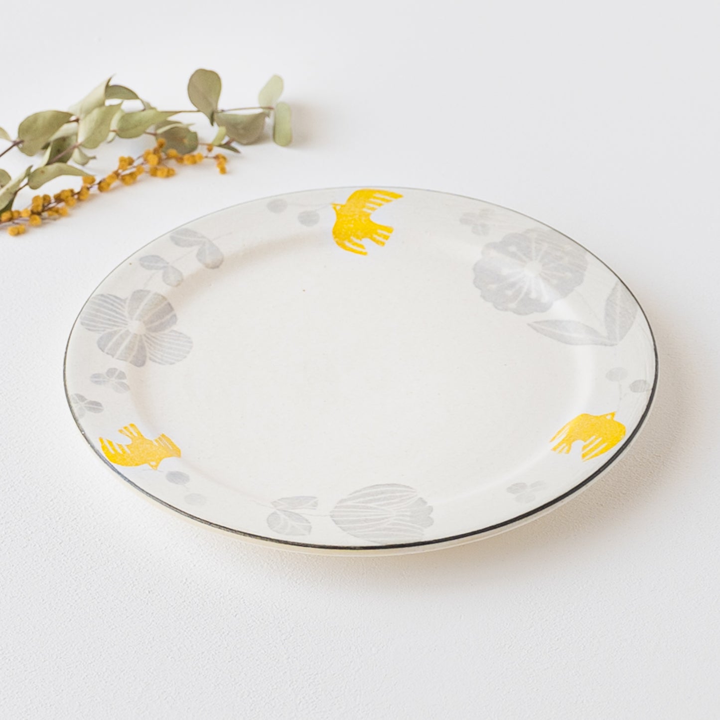 花と鳥のやさしい絵柄にほっこりする安見工房の和紙染めメルヘンのリム皿