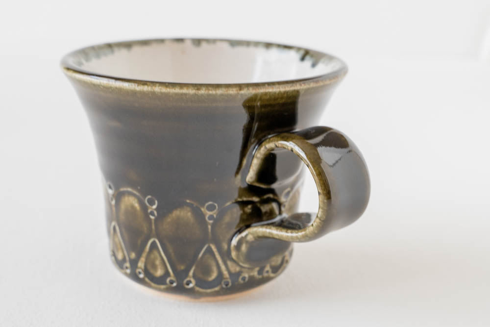 ルリアメ工房のオリーブ色釉のマグカップ　
