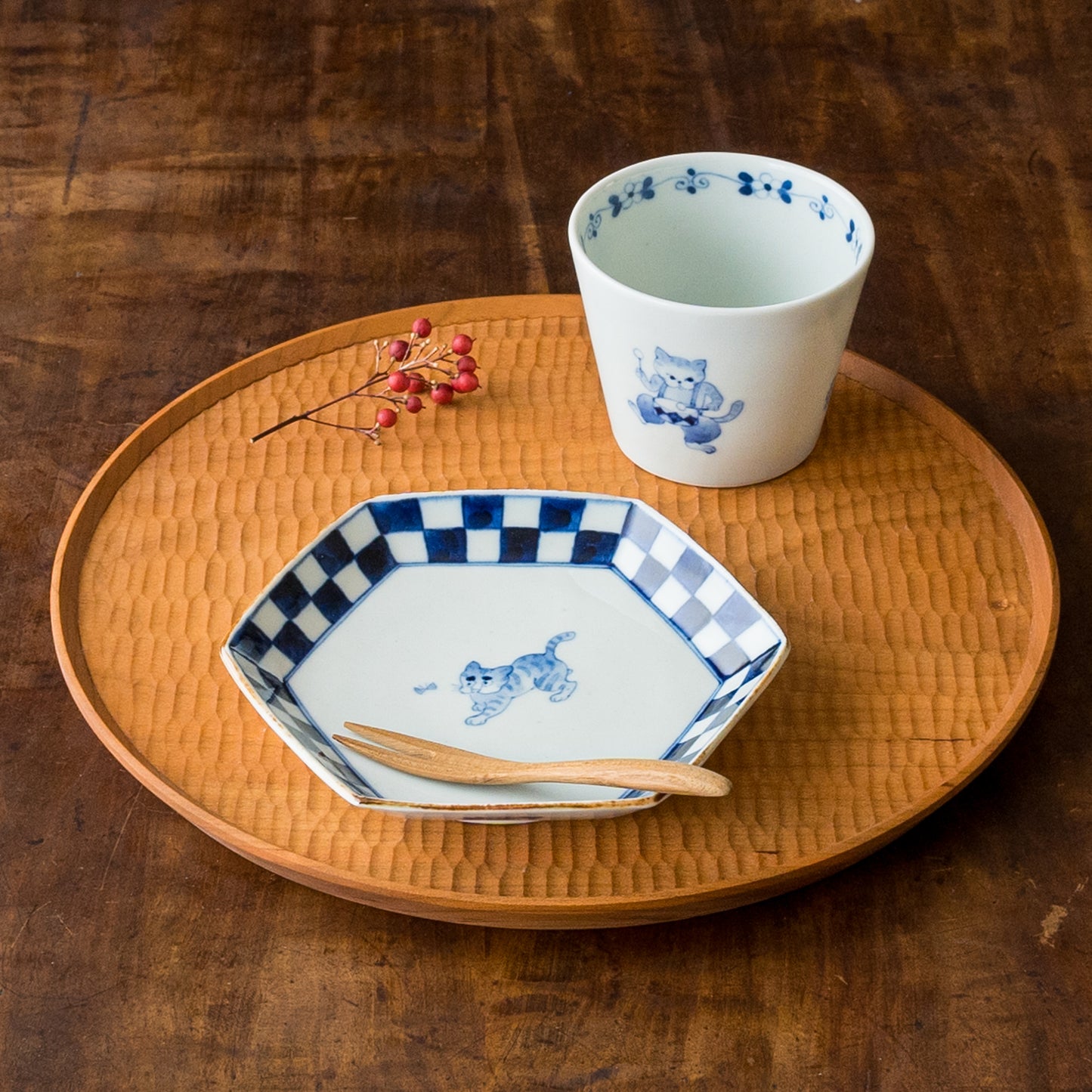 石川理恵さんの六角皿トラとそば猪口猫太鼓