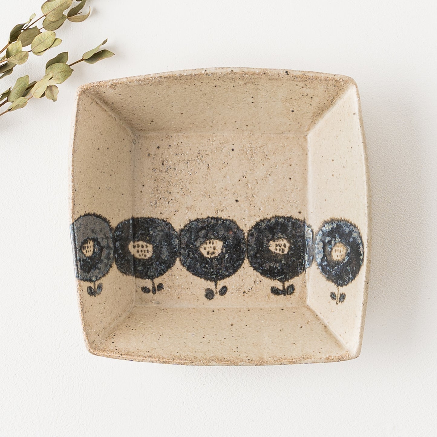 ぼんやりとした盆お花模様にほっこりする岡村朝子さんの四角皿