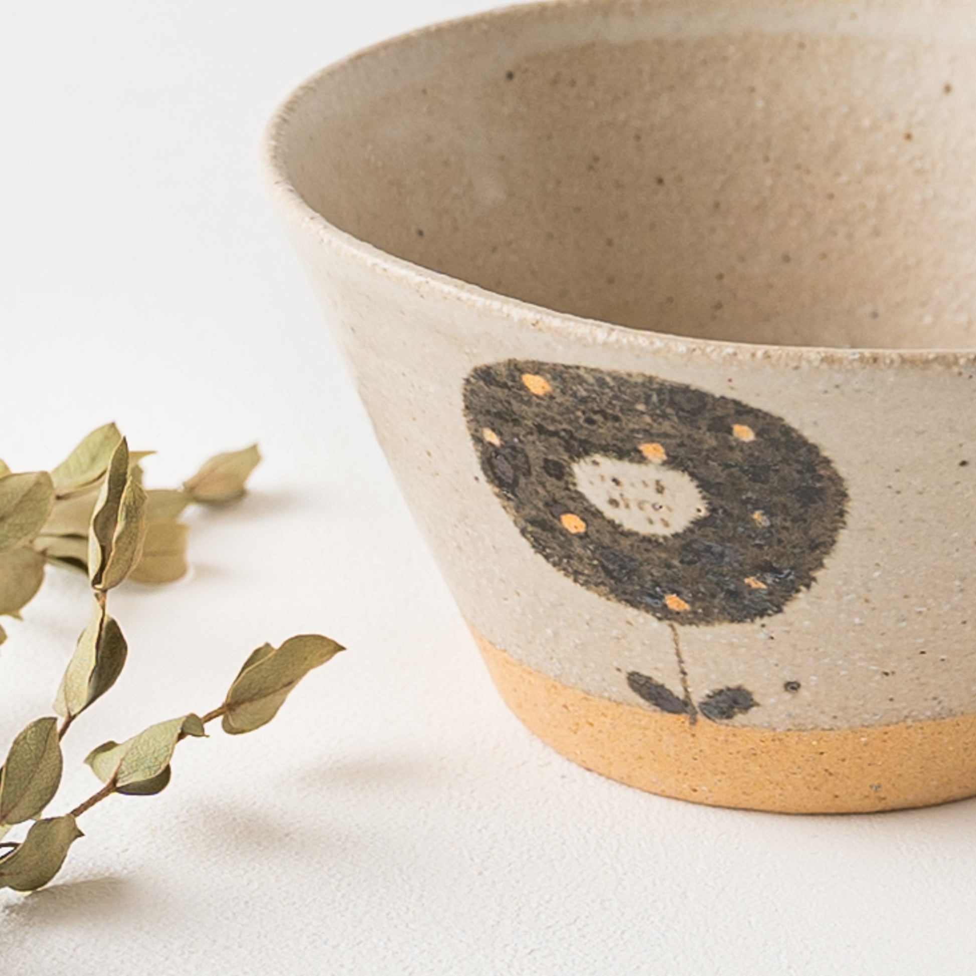 優しげなお花模様にほっこり癒される岡村朝子さんの台形鉢
