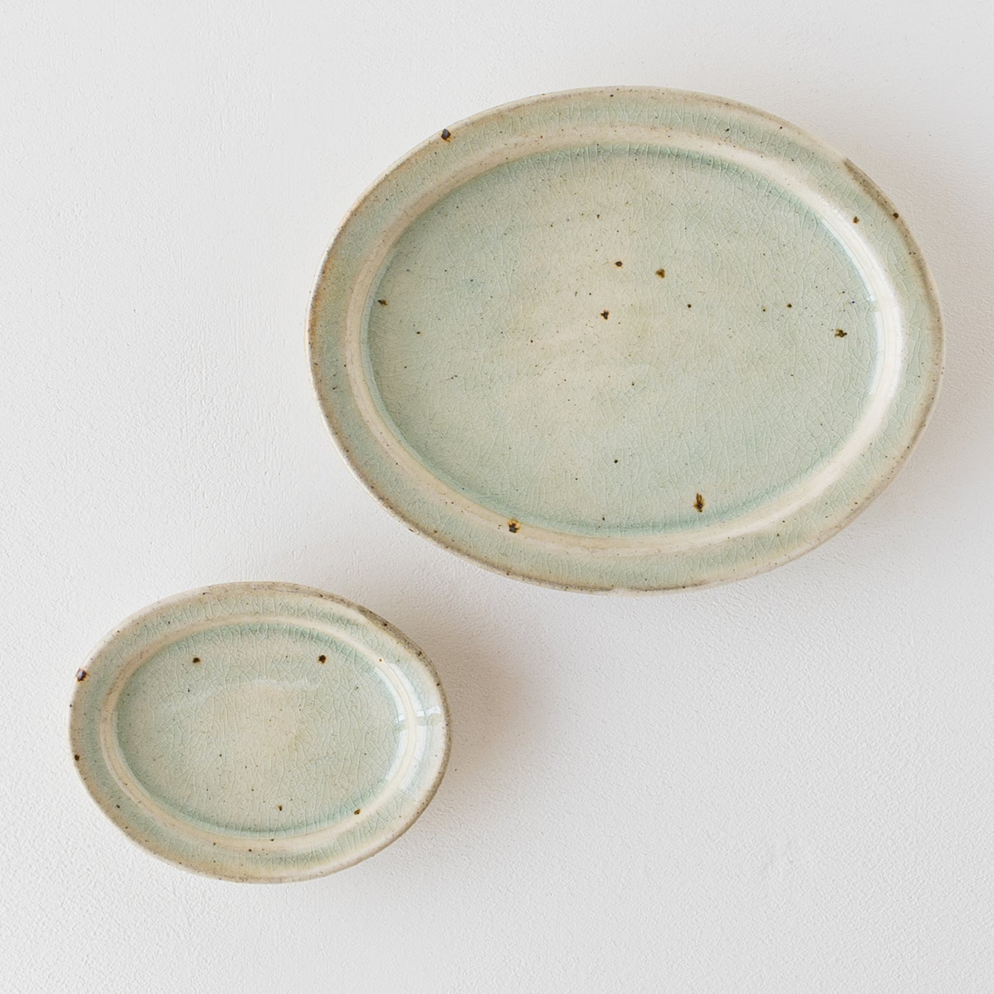 くるり窯のオーバル豆皿とオーバル皿緑灰釉