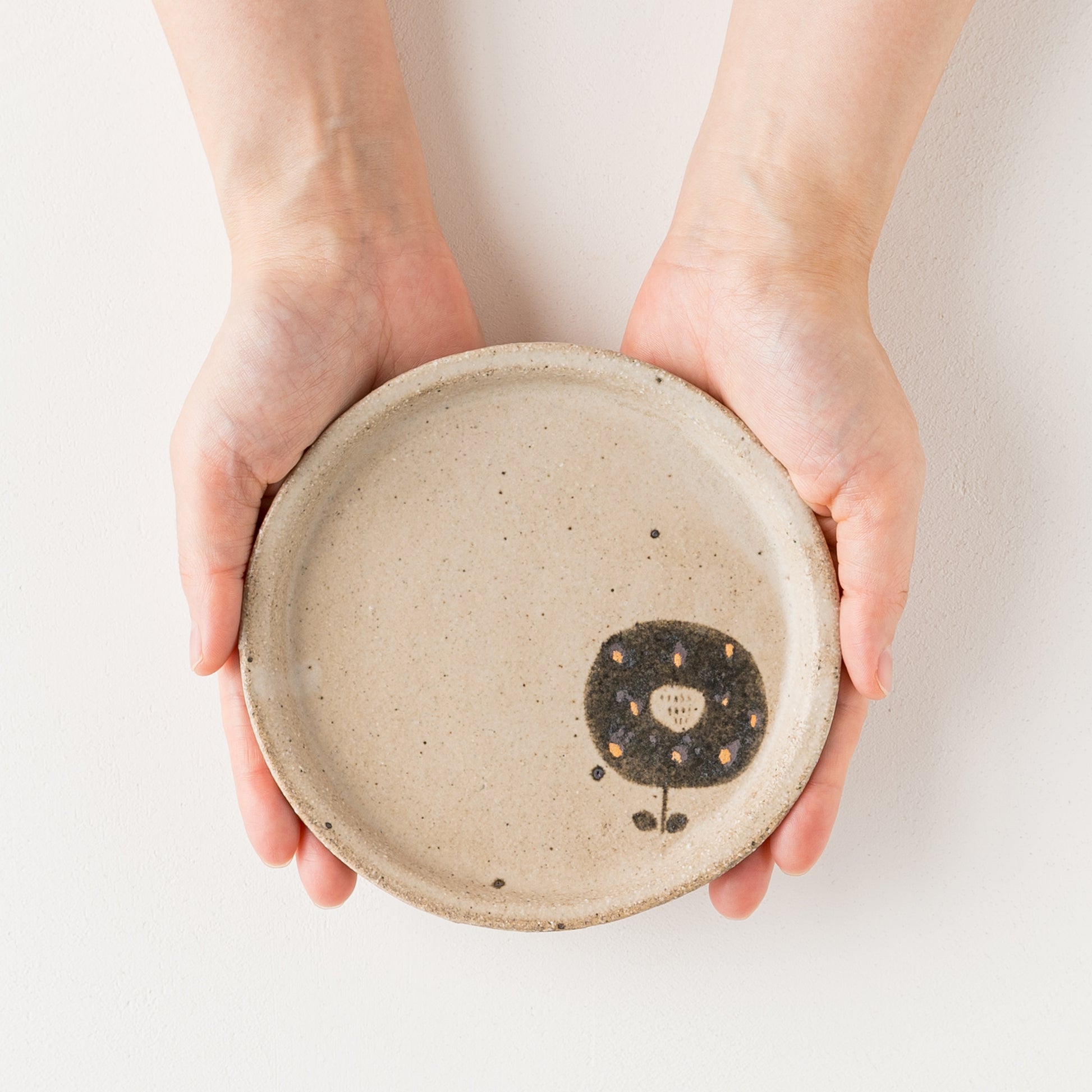 土のぬくもりを感じる岡村朝子さんのお花模様の丸皿
