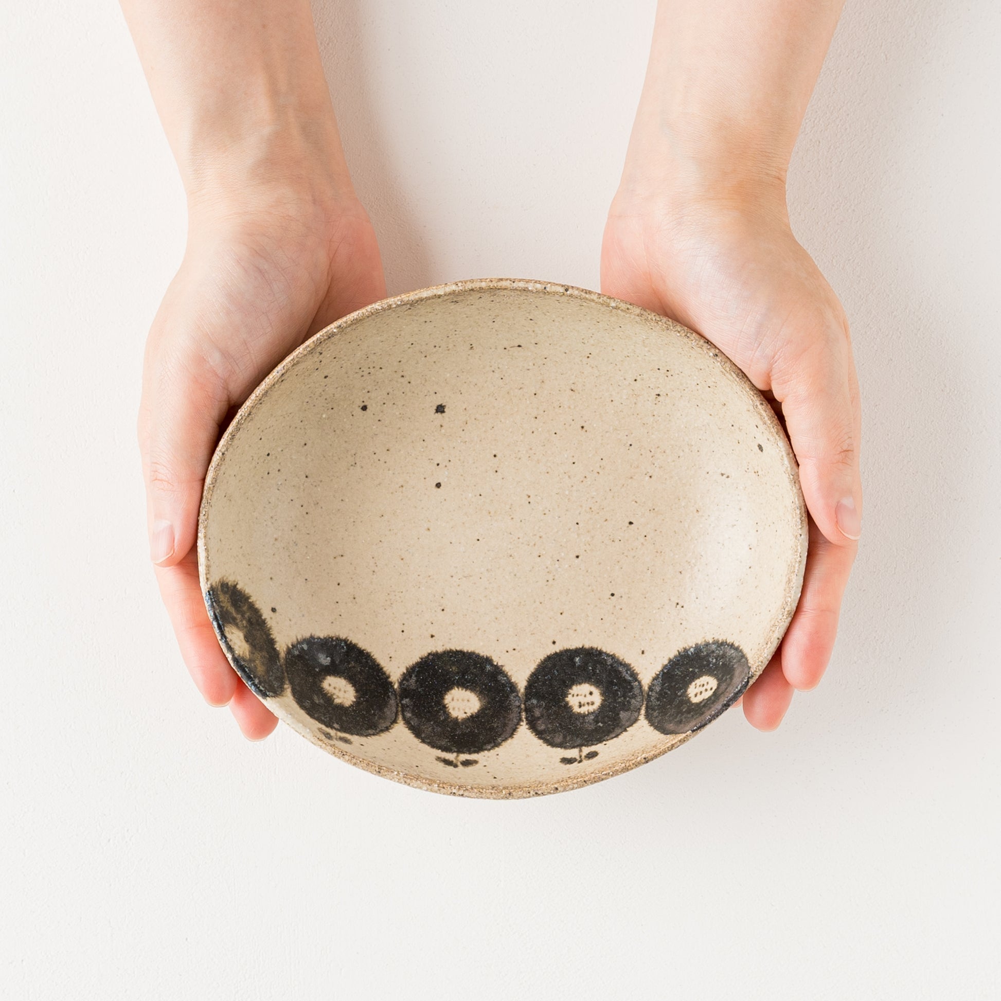 土もの温かみを感じる岡村朝子さんのお花模様の楕円皿