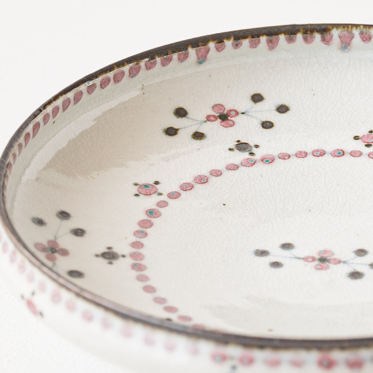 ふんわりやさしい赤い小花文がかわいい陶彩窯の深皿