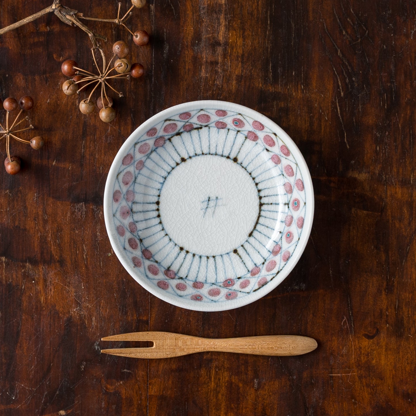 和菓子にぴったり合う砥部焼陶彩窯の花垣文3.5寸皿