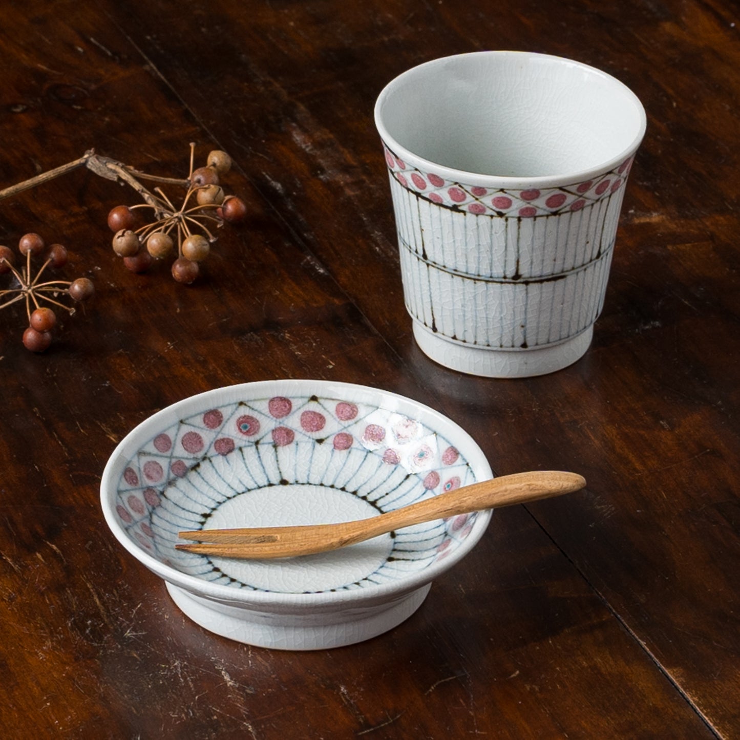和菓子にぴったり合う砥部焼陶彩窯の花垣文湯吞みと3.5寸皿