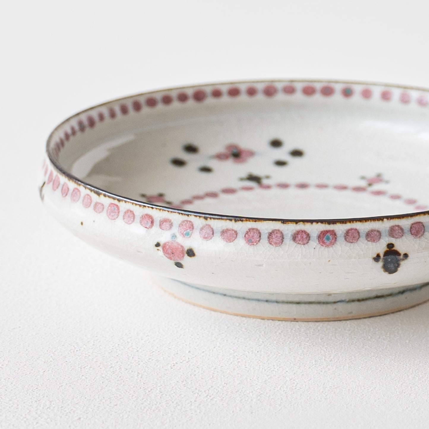 かわいい小花文の赤が食卓を素敵にしてくれる陶彩窯の5寸深皿
