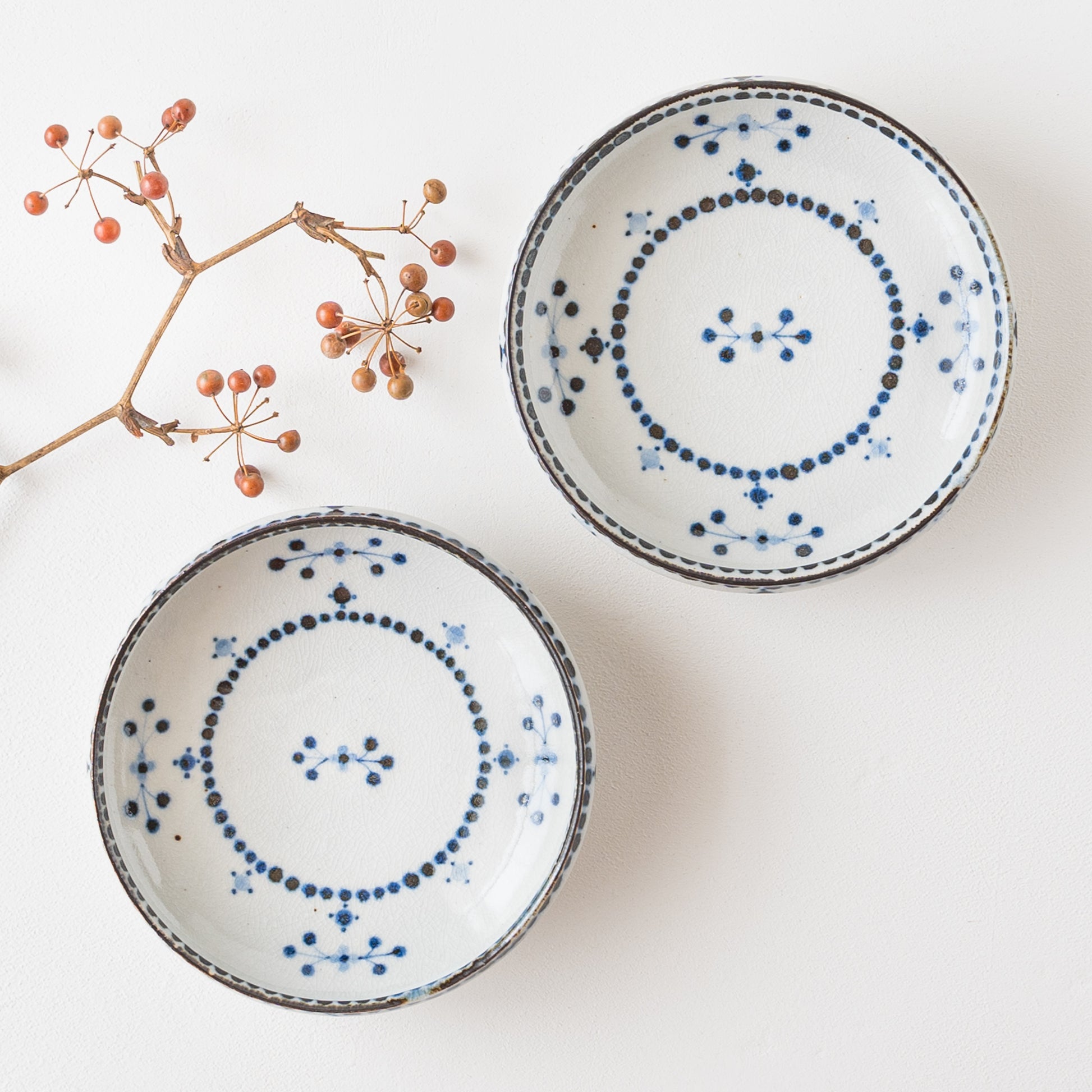 やさしい風合いの青い小花文がお料理をより美味しく見せてくれる陶彩窯の深皿