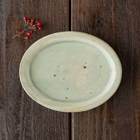 くるり窯のオーバル皿中サイズ緑灰釉