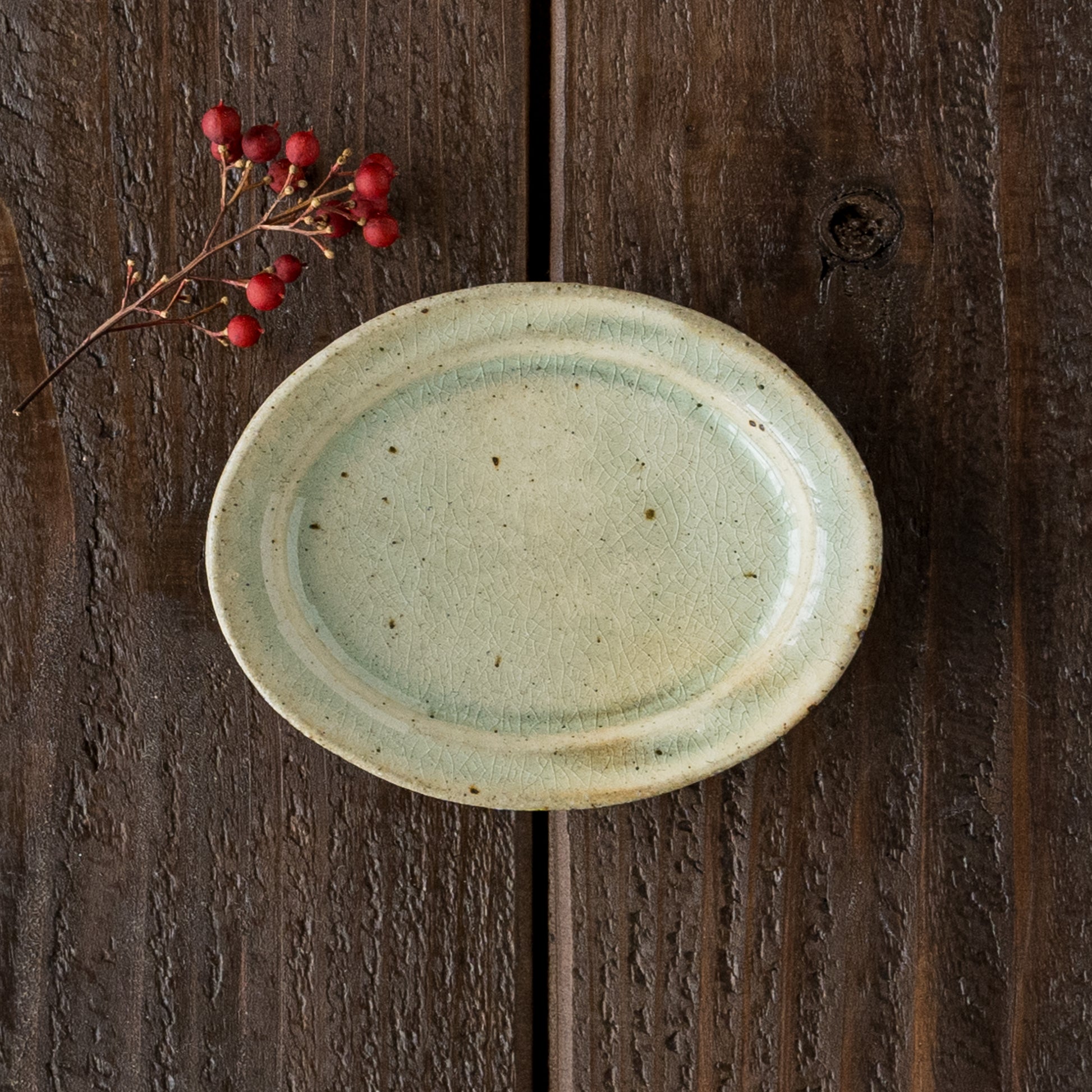 くるり窯のオーバル豆皿緑灰釉