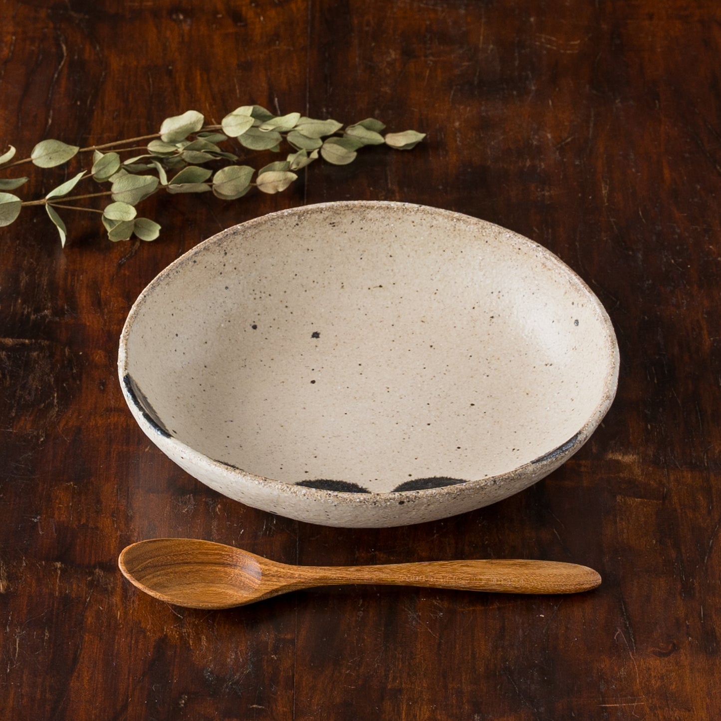 スープやシリアルにもぴったり合う岡村朝子さんのお花柄の楕円皿