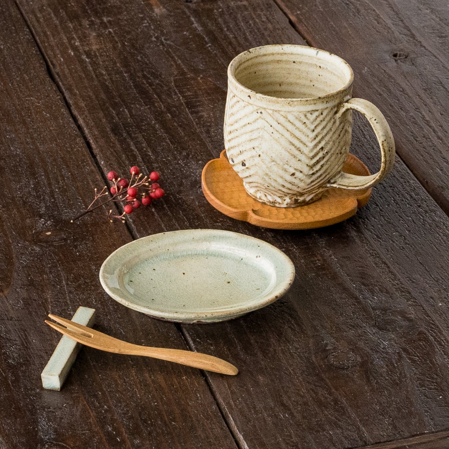 くるり窯のオーバル豆皿緑灰釉とヘリンボーン丸マグ