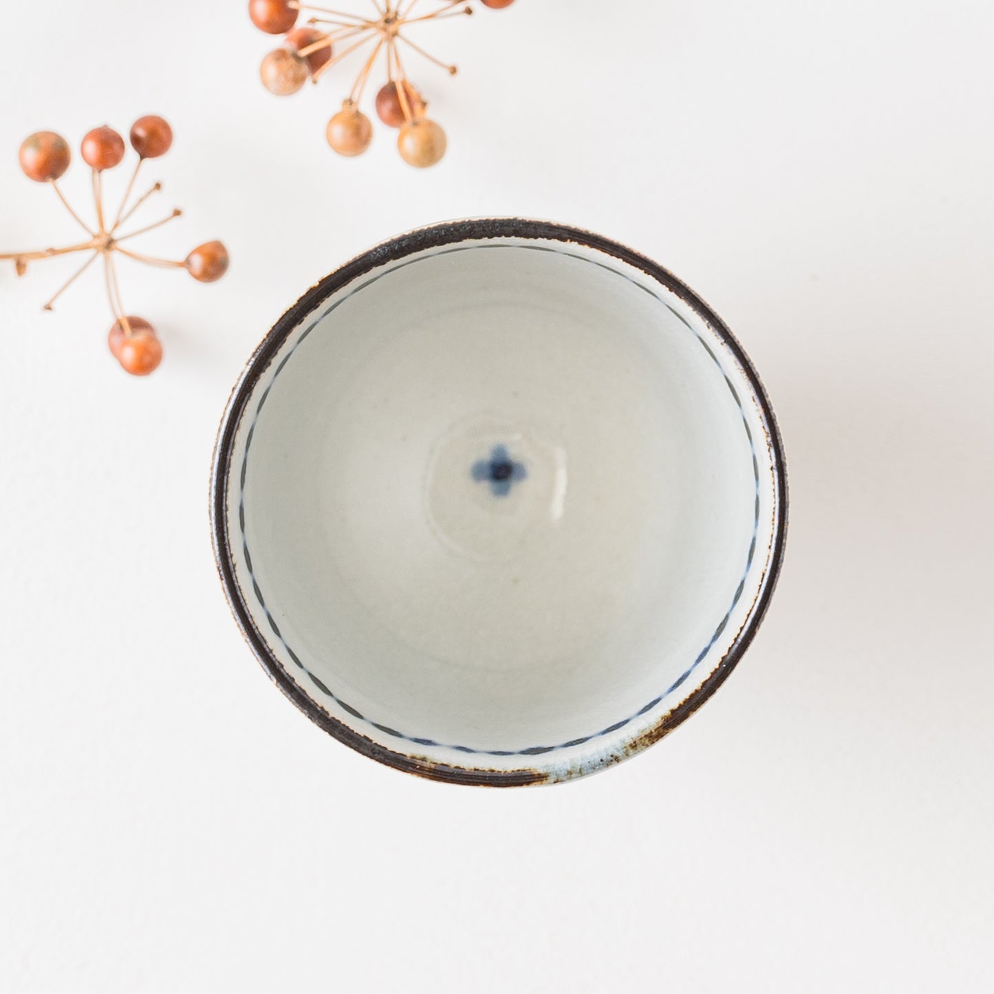 かわいい青い小花にほっこりする陶彩窯の小花文の湯吞み