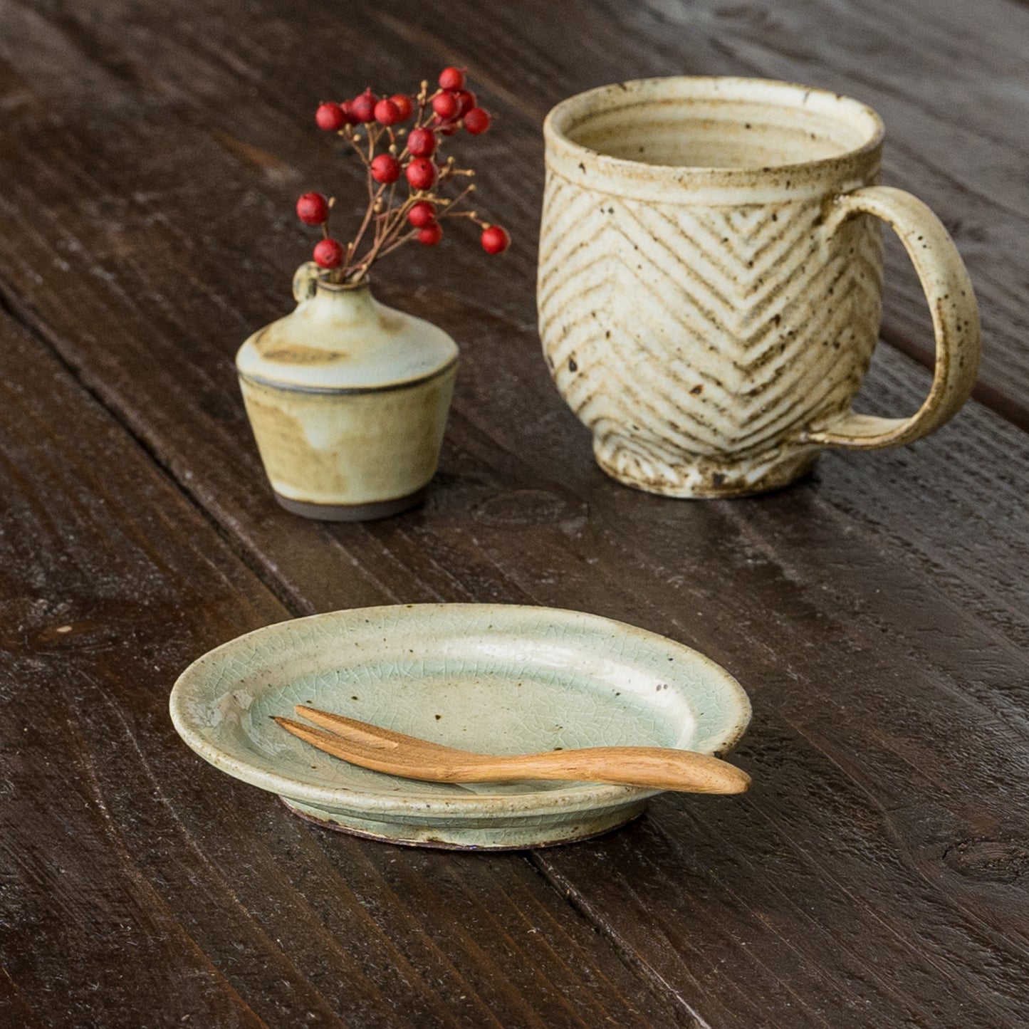くるり窯のオーバル豆皿緑灰釉とヘリンボーン丸マグ