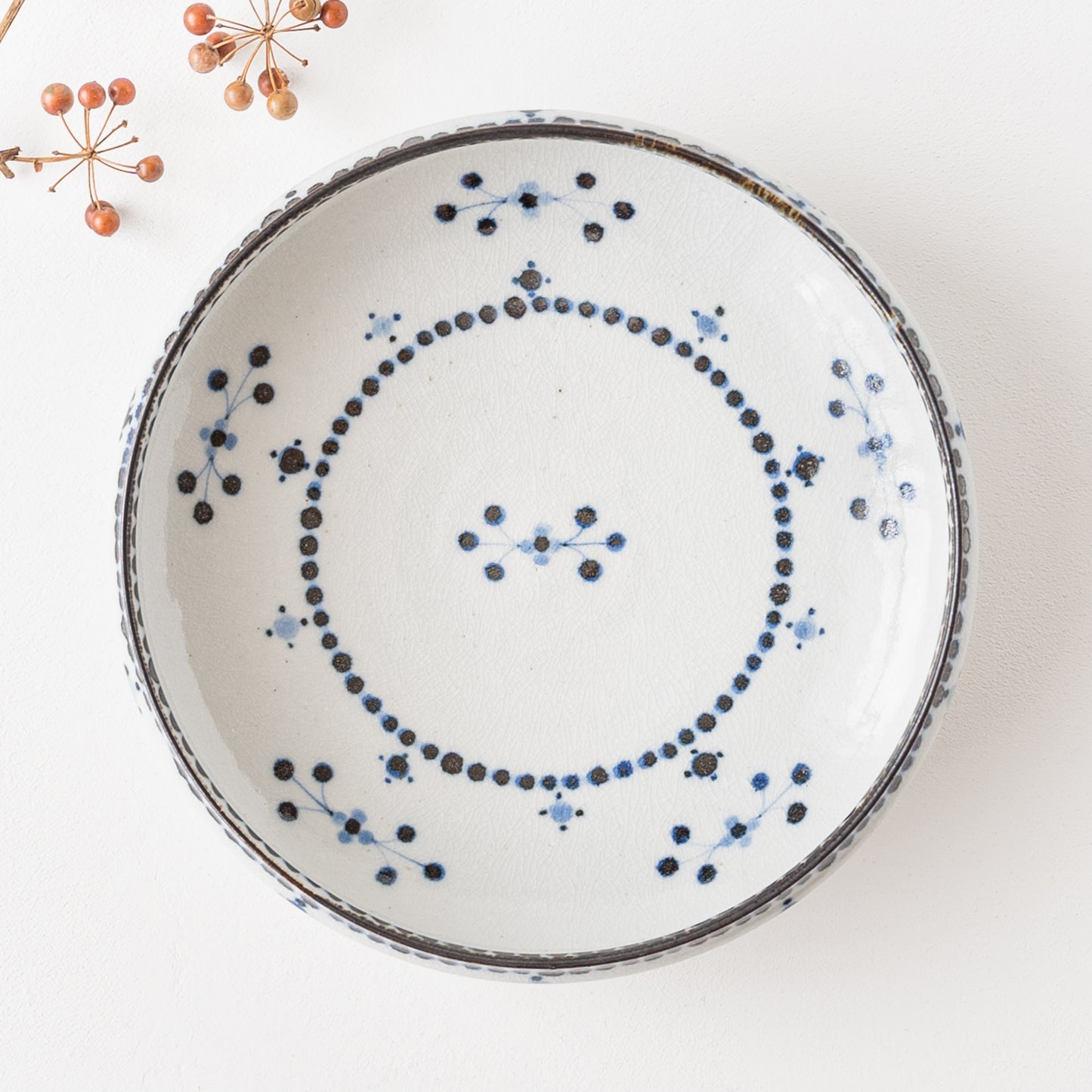 ふんわりやさしい青い小花文が素敵な陶彩窯の7寸深皿