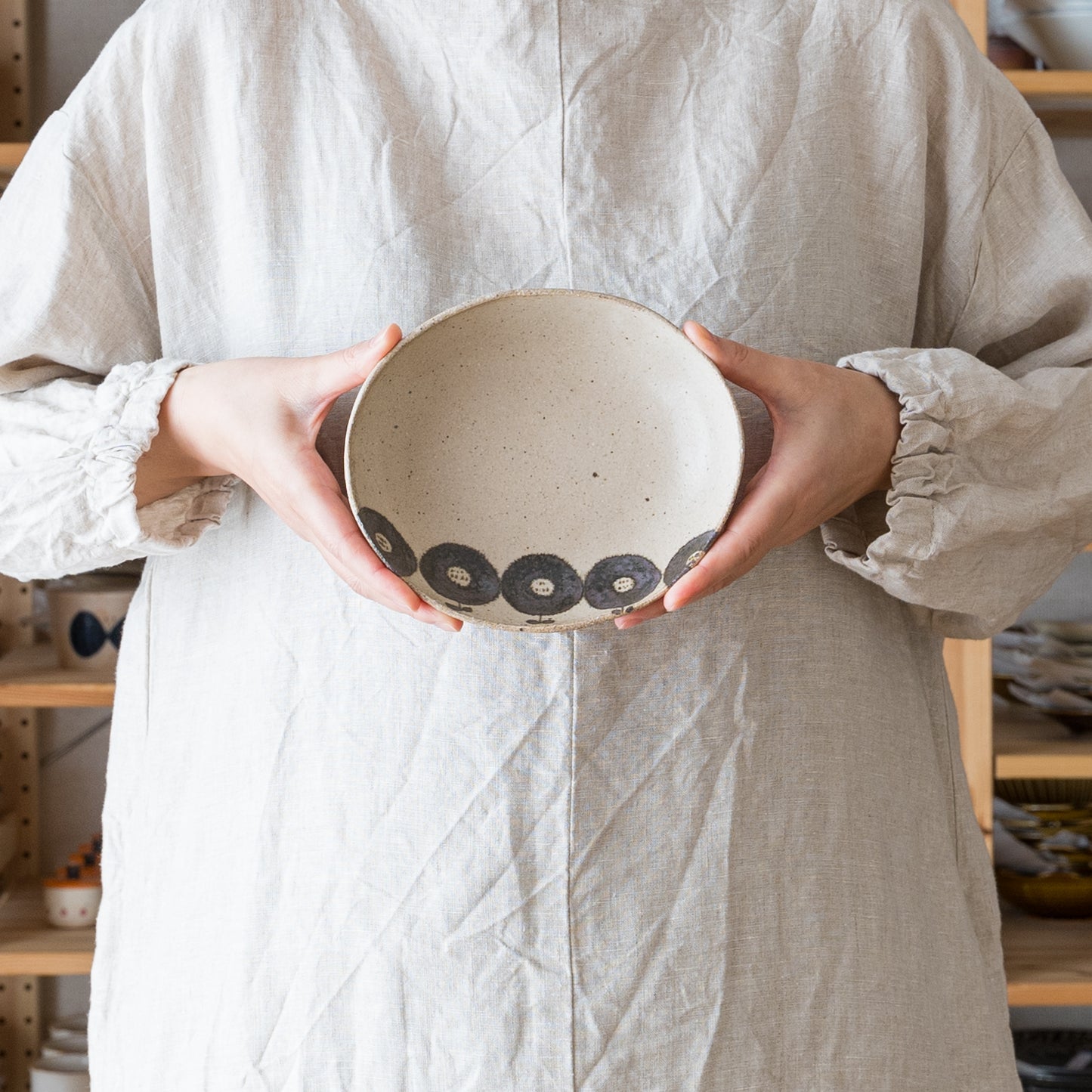 土ものの温もりが伝わってくる岡村朝子さんの楕円皿
