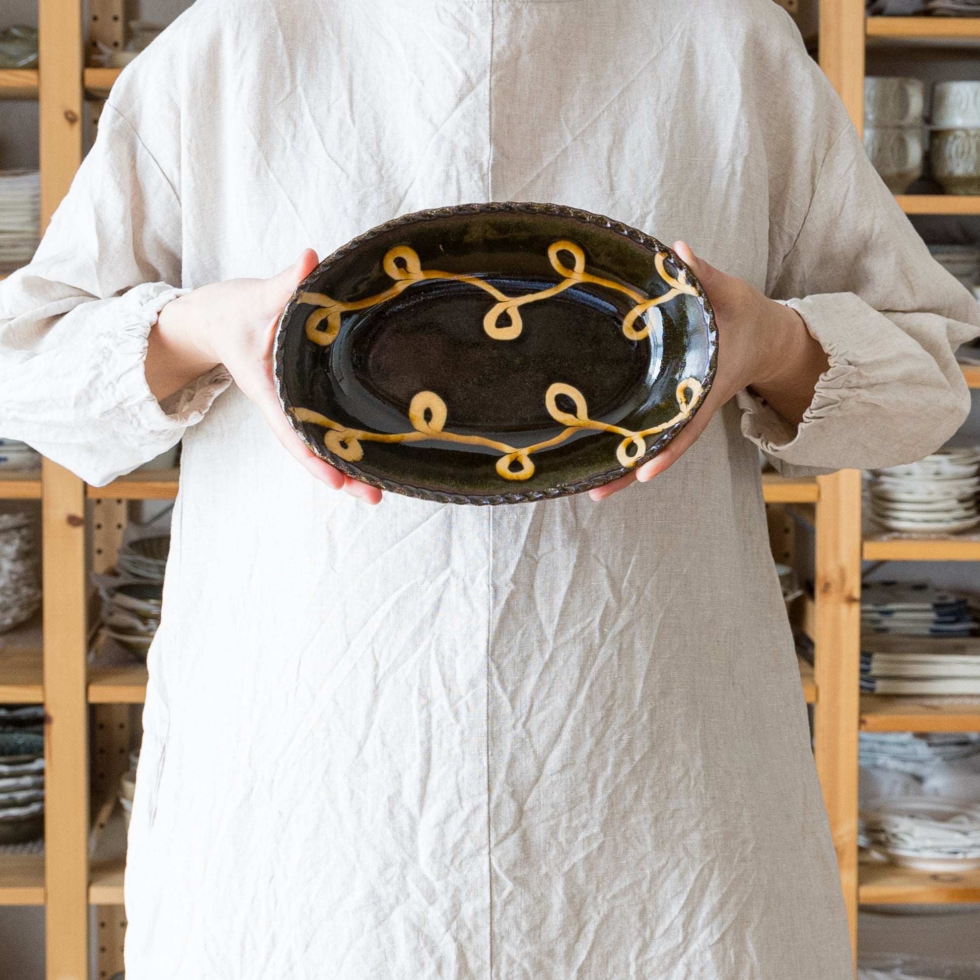 紀窯中川紀夫さんのスリップウェアねじれ模様楕円鉢