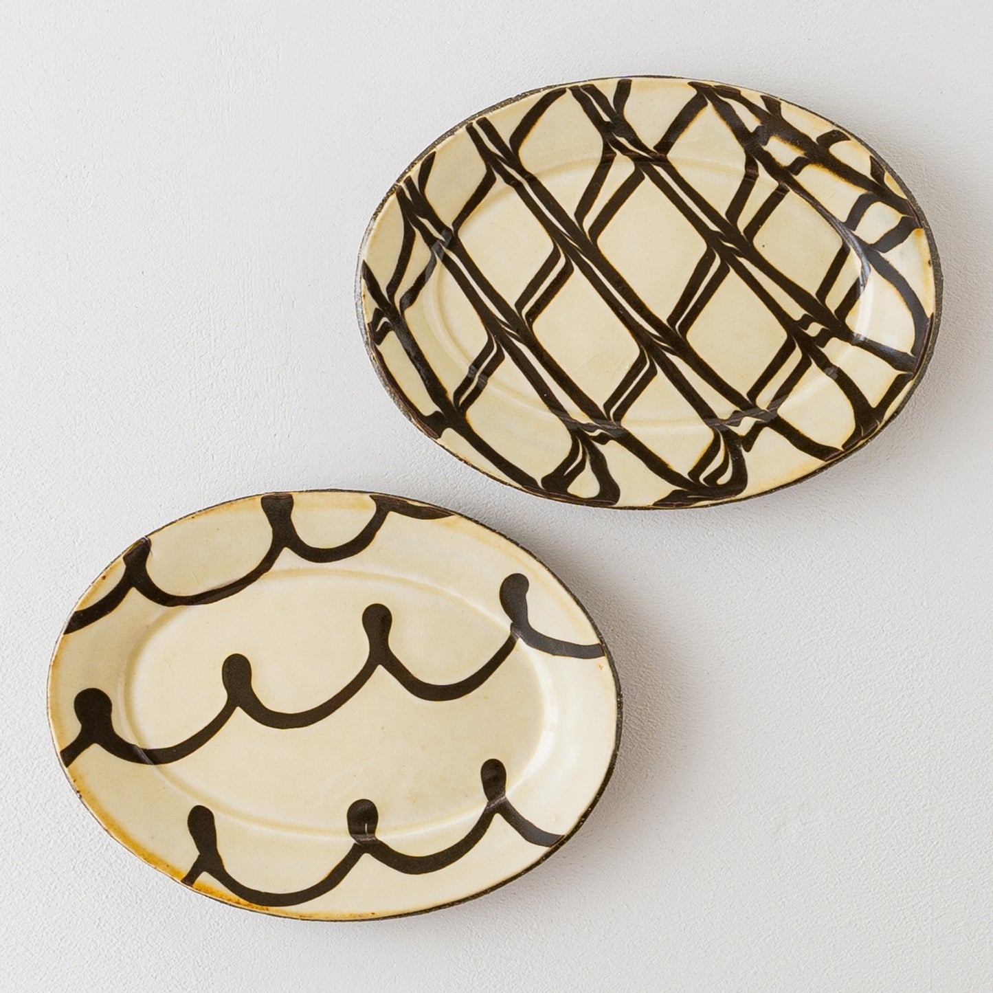 紀窯中川紀夫さんのスリップウェアくるくる模様と二重格子の楕円リム皿