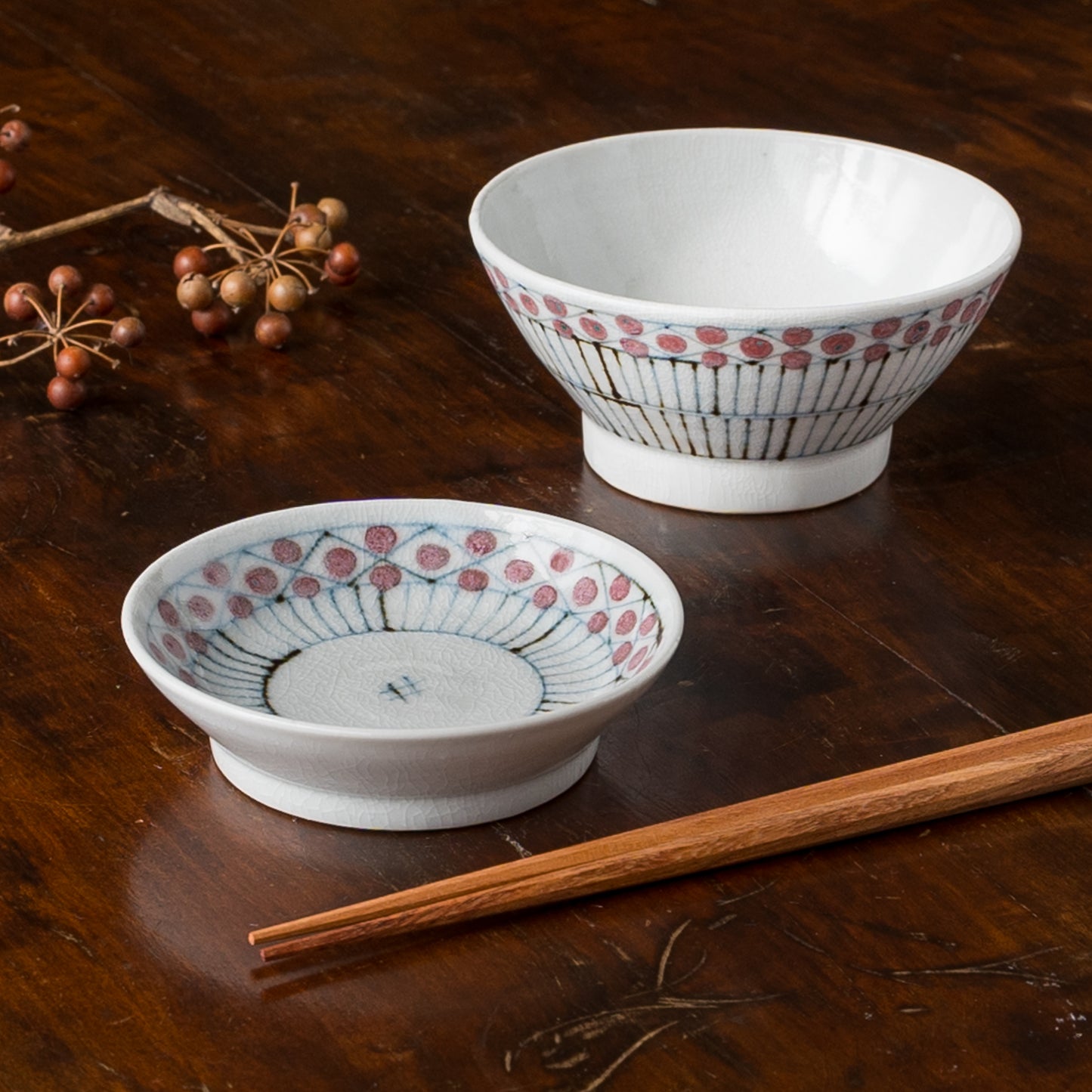温もりのある食卓にしてくれる砥部焼陶彩窯の花垣文めし碗と3.5寸皿