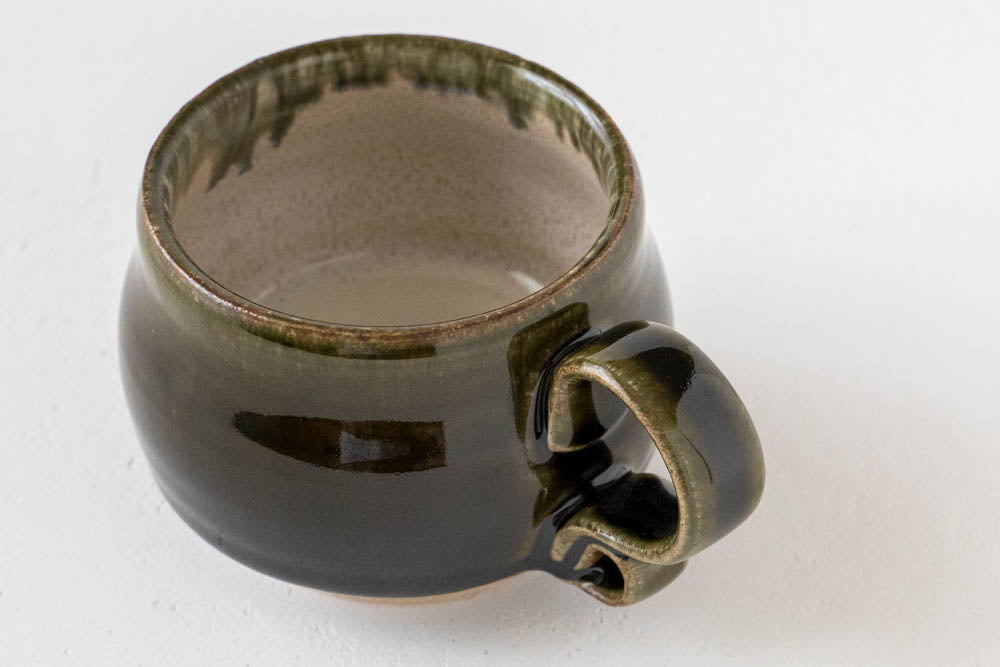 ルリアメ工房のオリーブ色釉薬のカップ