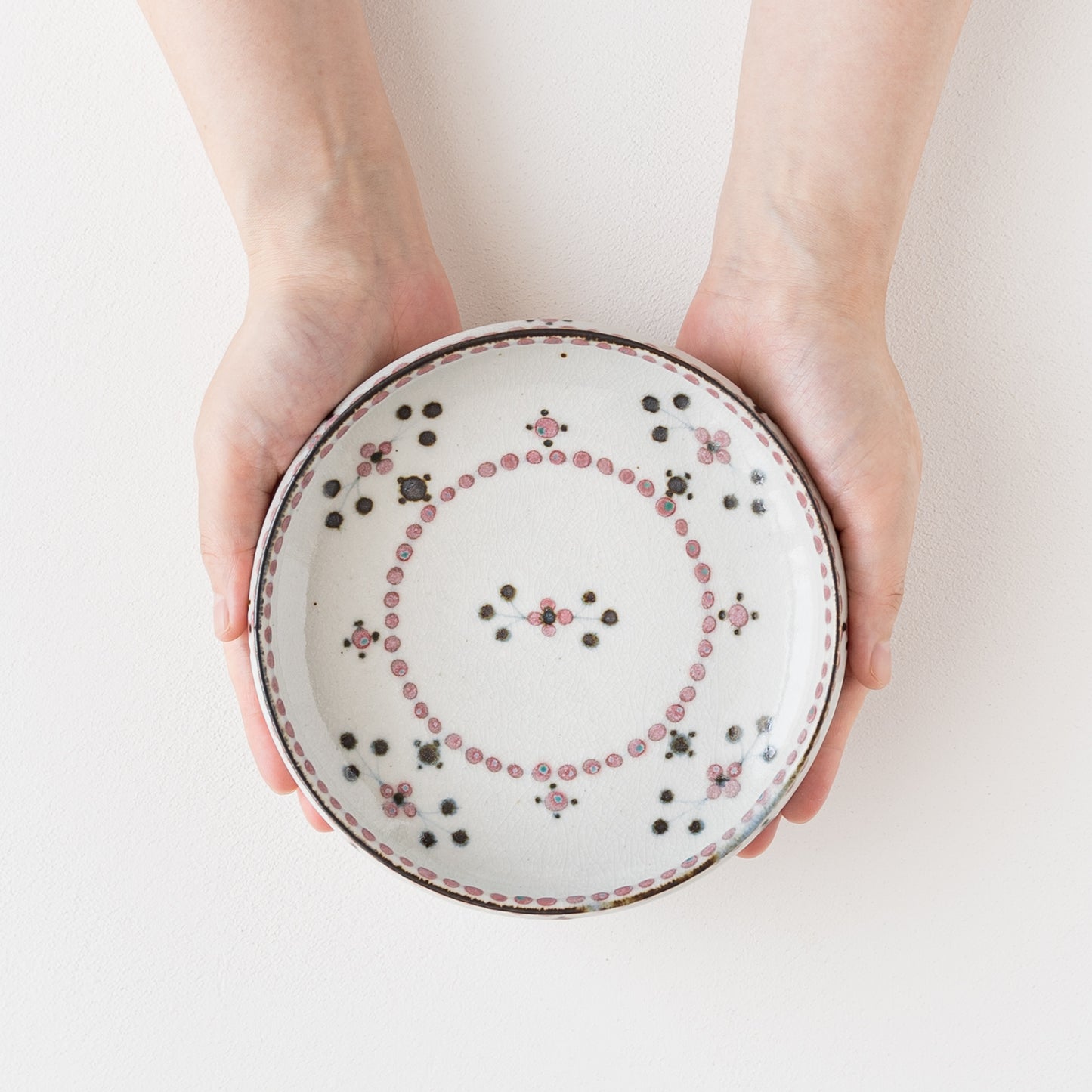 お料理が素敵に引き立つ陶彩窯の小花文の深皿