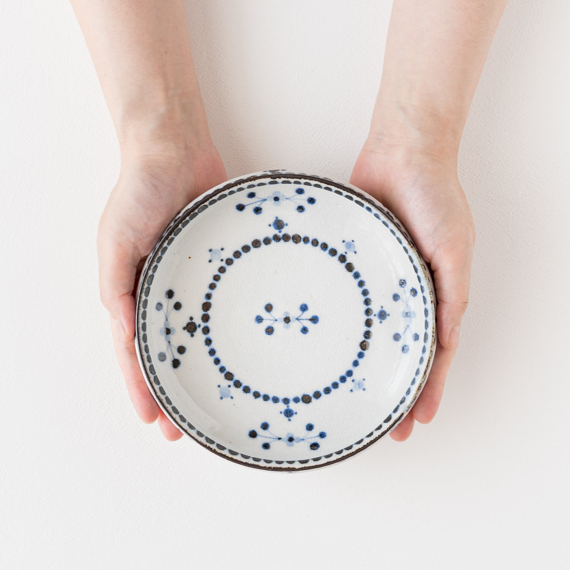食卓を素敵に演出してくれる陶彩窯の小花文の深皿