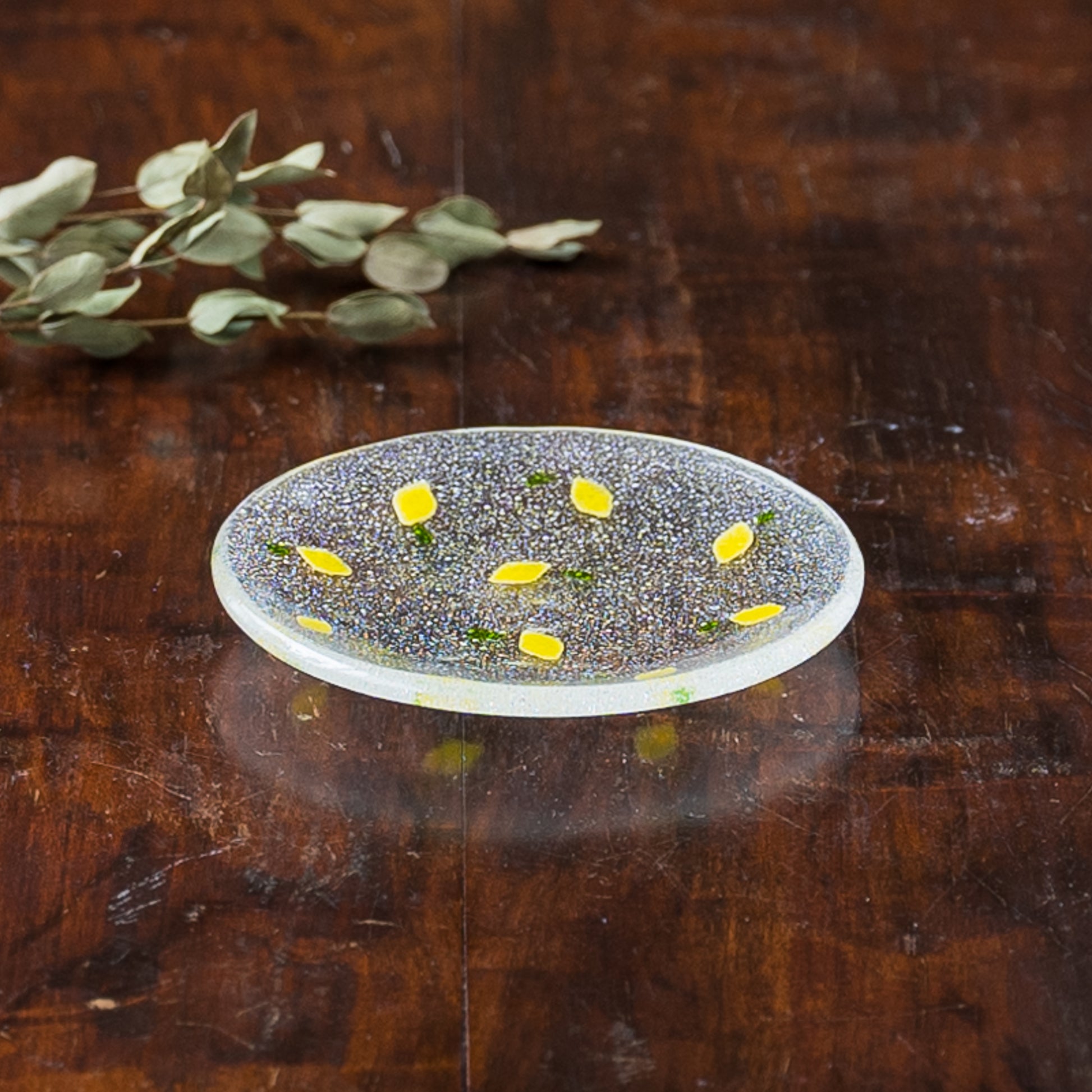 レモン柄にほっこり癒される石塚悠さんのガラスの豆皿